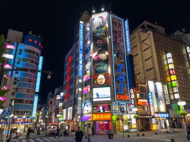 Shinjuku, Tokyo 'daki Merkez Yolu yakınlarındaki Shinjuku Toho Binası' nda Kabukicho gece sahnesi.. 