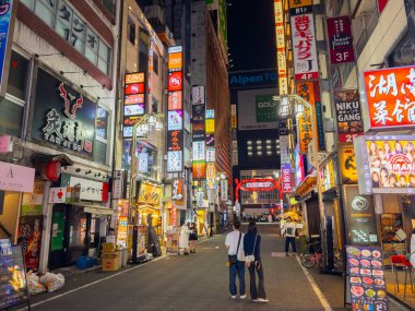 Gece vakti Shinjuku, Tokyo, Japonya 'daki Kabukicho Ichiban Gai Caddesi' nde dükkanlar ve restoranlar.. 