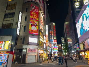 Gece vakti Shinjuku, Tokyo, Japonya 'daki Kabukicho Ichiban Gai Caddesi' nde dükkanlar ve restoranlar.. 