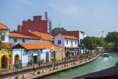 Malezya 'nın Melaka şehrinin merkezindeki Malacca Nehri üzerindeki tarihi rıhtım evi. Malacca Boğazı 'nın tarihi şehirleri bir Dünya Mirası alanıdır.. 