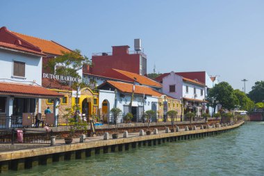 Malezya 'nın Melaka şehrinin merkezindeki Malacca Nehri üzerindeki tarihi rıhtım evi. Malacca Boğazı 'nın tarihi şehirleri bir Dünya Mirası alanıdır.. 