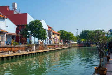 Malezya 'nın Melaka şehrinin merkezindeki Malacca Nehri üzerindeki tarihi rıhtım evi. Malacca Boğazı 'nın tarihi şehirleri bir Dünya Mirası alanıdır.. 