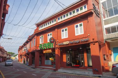 Malezya 'nın başkenti Melaka' da Hollanda Meydanı 'ndaki Jalan Gereja Caddesi' nde tarihi kırmızı stil evi. Malacca Boğazı 'nın tarihi şehirleri bir Dünya Mirası alanıdır..