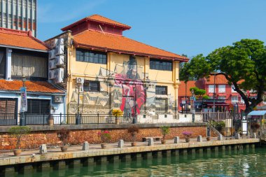 Malezya 'nın Melaka şehrinin merkezindeki Malacca Nehri üzerindeki tarihi rıhtım evi. Malacca Boğazı 'nın tarihi şehirleri bir Dünya Mirası alanıdır.. 