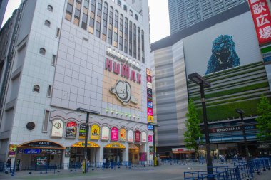 Shinjuku, Tokyo, Japonya 'daki Kabukicho Ichiban Gai Caddesi' ndeki Humax Elektronik Binası.. 