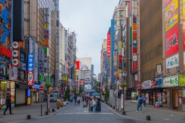 Merkez yoldaki dükkanlar ve restoranlar nam-ı diğer Godzilla Yolu Shinjuku, Tokyo, Japonya. 