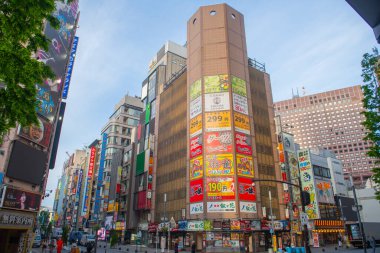 Merkez yoldaki dükkanlar ve restoranlar nam-ı diğer Godzilla Yolu Shinjuku, Tokyo, Japonya. 