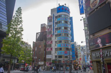 Sabah Kabukicho Shinjuku Toho Binası 'nda. Shinjuku Şehri yakınlarındaki Merkez Yol, Tokyo, Japonya.. 