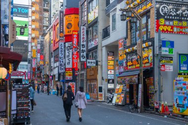 Sabah Kabukicho Shinjuku Toho Binası 'nda. Shinjuku Şehri yakınlarındaki Merkez Yol, Tokyo, Japonya.. 