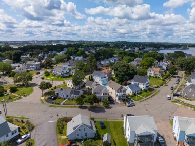 Quincy, Massachusetts MA, ABD 'deki Adams Shore şehrindeki tarihi meskenler manzaralı evler.. 