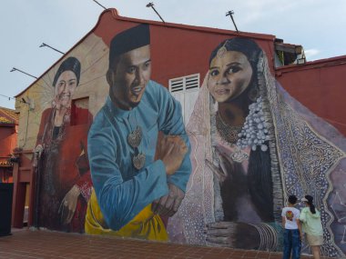 Malezya 'nın başkenti Melaka' da Çinli bir kadın, Malezyalı bir adam ve Hintli bir kadınla duvar resmi. Malacca Boğazı 'nın tarihi şehirleri bir Dünya Mirası alanıdır.. 