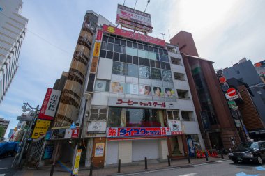 Hanamichi Dori Caddesi 'ndeki modern ticari bina Kabukicho, Shinjuku City, Tokyo, Japonya' daki Kabukicho 2.. 