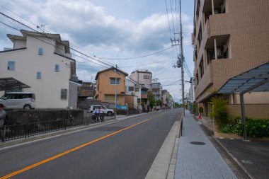 Japonya 'nın tarihi Kyoto kentindeki Kinukake-no-Michi Yolu' ndaki tarihi konak binası.. 