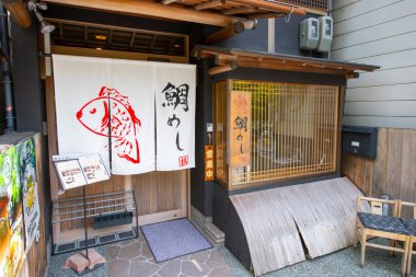 Japonya 'nın tarihi Kyoto şehrinde Kinukake-no-Michi Yolu üzerinde Japon tarzı bir restoran.. 