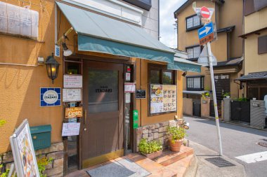 Japonya 'nın tarihi Kyoto şehrinde Kinukake-no-Michi Yolu üzerinde Japon tarzı bir restoran.. 