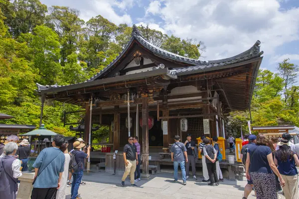 Fudo-do Tapınağı Altın Köşkü. Bu tapınak Japonya 'nın Kyoto şehrinde bir Zen Budist tapınağıdır. Bu tapınak, UNESCO 'nun Dünya Mirası Alanı Antik Kyoto Tarihi Anıtlarına ait..