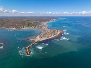 ABD 'nin Massachusetts MA, Scituate kasabasındaki Old Scitate Lighthouse da dahil olmak üzere Cedar Point ve Scitate Limanı hava manzarası. 