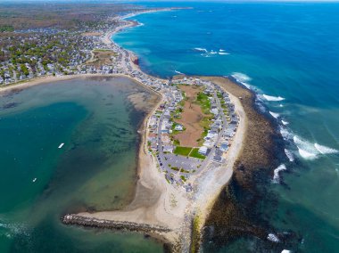 ABD 'nin Massachusetts MA, Scituate kasabasındaki Old Scitate Lighthouse da dahil olmak üzere Cedar Point ve Scitate Limanı hava manzarası. 