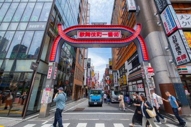 Kabukicho Ichiban Gai Sokağı giriş kapısı Shinjuku Şehri, Tokyo, Japonya. 