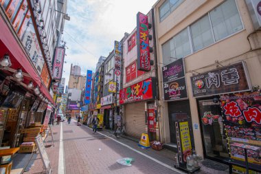 Gece vakti Shinjuku, Tokyo, Japonya 'daki Kabukicho Ichiban Gai Caddesi' nde dükkanlar ve restoranlar.. 