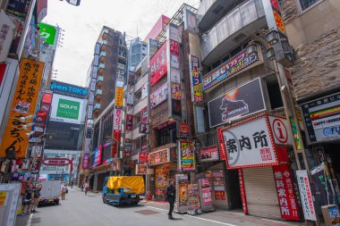 Gece vakti Shinjuku, Tokyo, Japonya 'daki Kabukicho Ichiban Gai Caddesi' nde dükkanlar ve restoranlar.. 