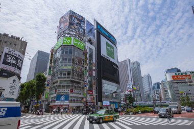 Yasukuni Dori Caddesi 'ndeki Yunika Binası (Route 302) Kabukicho, Shinjuku Şehri, Tokyo, Japonya' daki Shinkuogado E 'de.. 