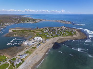ABD 'nin Massachusetts MA, Scituate kasabasındaki First Cliff köyü de dahil olmak üzere Liman hava görüntüsünü kaldırın.. 
