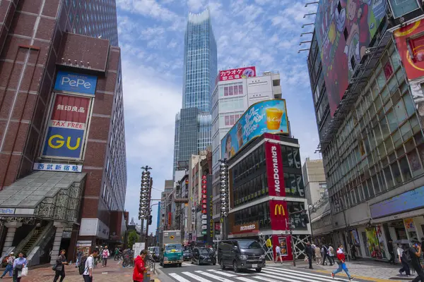 Tokyo Kabukicho Kulesi ve McDonald 's Seibu Shinjuku İstasyonu Kabukicho' daki Ichiban Gai Caddesi, Shinjuku Şehri, Tokyo, Japonya. 