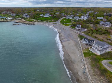 Cohasset, Massachusetts MA, ABD 'de Kara Kaya sahili hava manzarası bulutlu.. 