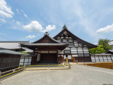 Kuri Yaşam Alanı Altın Köşk Tapınağı. Bu tapınak Japonya 'nın tarihi Kyoto şehrinde bir Zen Budist tapınağıdır. Bu tapınak Antik Kyoto Dünya Mirası Alanına ait.. 