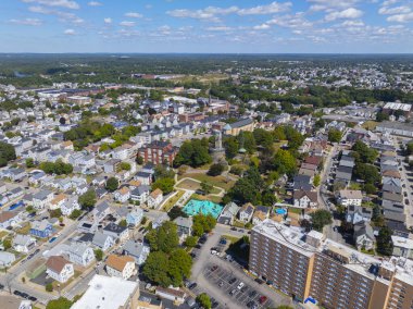 Cogswell Tower 'ın Jenks Park' taki havadan görüntüsü Central Falls 'un tarihi şehir merkezinde, Rhode Island RI, ABD. 