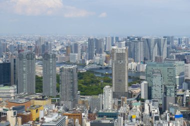 Tokyo modern şehir gökyüzü manzarası Minato City, Tokyo, Japonya 'daki Tokyo Kulesi' nin üst güvertesinden Zojo Ji Tapınağı da dahil..