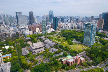 Tokyo modern şehir gökyüzü manzarası Minato City, Tokyo, Japonya 'daki Tokyo Kulesi' nin ana güvertesinden Zojo Ji Tapınağı da dahil..