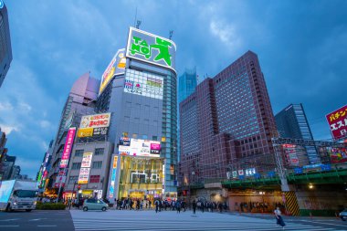 Günbatımında Ome-kaido Bulvarı 'nda neon ışığı olan modern alışveriş merkezi ve Sinjukuogado Batı' da Otakibashi dori, Shinjuku Şehri, Tokyo, Japonya. 