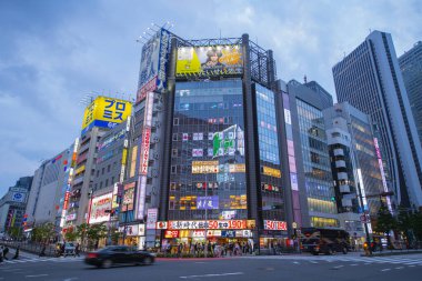 Güneş Çiçeği Alışveriş Merkezi Ome-kaido Bulvarı 'nda gün batımında neon ışığı ve Sinjukuogado Batı' da Otakibashi dori, Shinjuku Şehri, Tokyo, Japonya. 