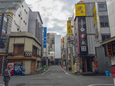 Sabah Kabukicho Shinjuku Toho Binası 'nda. Shinjuku Şehri yakınlarındaki Merkez Yol, Tokyo, Japonya.. 