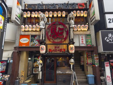 Sabah Kabukicho Shinjuku Toho Binası 'nda. Shinjuku Şehri yakınlarındaki Merkez Yol, Tokyo, Japonya.. 