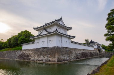 Nijo Kalesi Tonan Sumi Yagura Kulesi. Nijo Kalesi, Japonya 'nın Kyoto şehrinde bir düzlük kale. Nijo Kalesi, UNESCO 'nun Dünya Mirası Alanı Antik Kyoto Tarihi Anıtlarına ait.. 