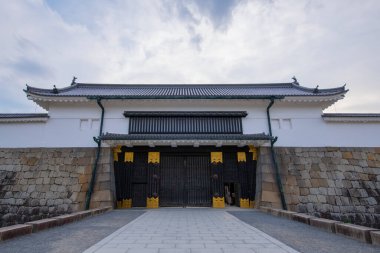 Nijo Kalesi 'nden Higashi Ote-mon. Nijo Kalesi, Japonya 'nın Kyoto şehrinde bir düzlük kale. Nijo Kalesi, UNESCO 'nun Dünya Mirası Alanı Antik Kyoto Tarihi Anıtlarına ait.. 