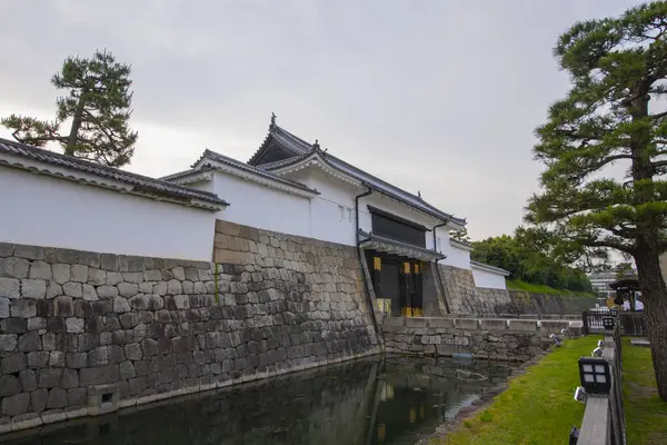 Nijo Kalesi 'nden Higashi Ote-mon. Nijo Kalesi, Japonya 'nın Kyoto şehrinde bir düzlük kale. Nijo Kalesi, UNESCO 'nun Dünya Mirası Alanı Antik Kyoto Tarihi Anıtlarına ait.. 