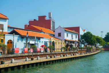 Malezya 'nın Melaka şehrinin merkezindeki Malacca Nehri üzerindeki tarihi rıhtım evi. Malacca Boğazı 'nın tarihi şehirleri bir Dünya Mirası alanıdır.. 