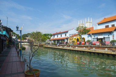 Malezya 'nın Melaka şehrinin merkezindeki Malacca Nehri üzerindeki tarihi rıhtım evi. Malacca Boğazı 'nın tarihi şehirleri bir Dünya Mirası alanıdır.. 