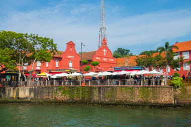 Melaka, Malezya 'nın merkezindeki Hollanda Meydanı' ndaki Jalan Gereja Caddesi 'ndeki Christ Church Melaka Kilisesi. Malacca Boğazı 'nın tarihi şehirleri UNESCO' nun Dünya Mirası Alanıdır.. 