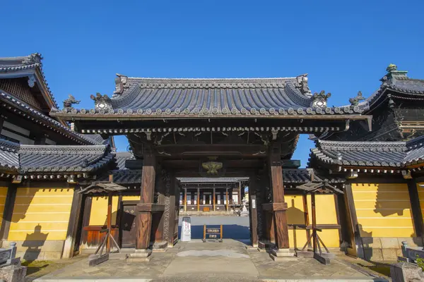Kosho Ji Tapınağının Amidado Mon Kapısı. Kosho Ji, Japonya 'nın Kyoto kentinde Nishi Honganji Tapınağı' nın yanında yer alan bir Jodo Shinshu Budist tapınağıdır. Bu tapınak Antik Kyoto Tarihi Anıtlarına aittir..