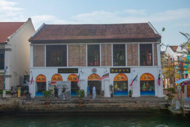 Uluslararası Cheng Ho Çalışma Akademisi (Akademi Pengajian Cheng Ho Antarabangsa) Melaka, Malezya şehir merkezinde yer almaktadır. Malacca Boğazı 'nın tarihi şehirleri UNESCO' nun Dünya Mirası Alanıdır.. 