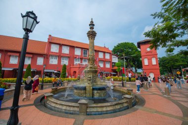 Melaka, Malezya 'nın merkezindeki Hollanda Meydanı' ndaki Jalan Gereja Caddesi 'ndeki Kraliçe Victoria Çeşmesi ve Stadthuys. Malacca Boğazı 'nın tarihi şehirleri bir Dünya Mirası alanıdır..