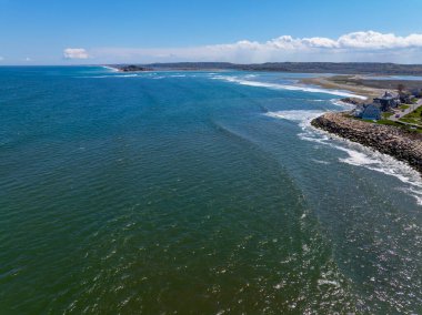 Kuzey Nehri ağzıyla Atlantik Okyanusu 'nun havadan görünüşü arasında Üçüncü Kayalık ve Dördüncü Uçurum köyü arasında Scituate, Massachusetts MA, ABD. 