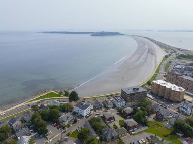 Massachusetts Körfezi 'nde Nahant Long Beach ve Nahant Yolu hava manzaralı arka planda Boston modern şehri, Nahant, Essex County, Massachusetts MA, ABD. 