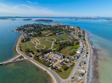 Hull Village hava manzarası, Boston Limanı 'ndaki Hingham Körfezi' nde yer alan Telegraph Hill ve Village Mezarlığı dahil olmak üzere, yarımada Hull, Massachusetts MA, ABD 'nin bir parçasıdır.. 