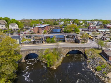 Ana Cadde Köprüsü ve Blackstone Nehri 'ndeki Woonsocket Falls Barajı. Woonsocket şehir merkezi, Rhode Island RI, ABD.